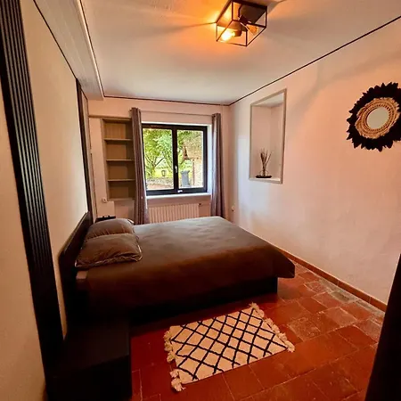 Homecircus - Charming Two Bedroom House * Mansigné