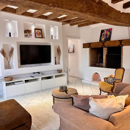 Homecircus - Charming Two Bedroom House Mansigné