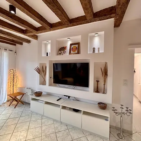 Homecircus - Charming Two Bedroom House * Mansigné