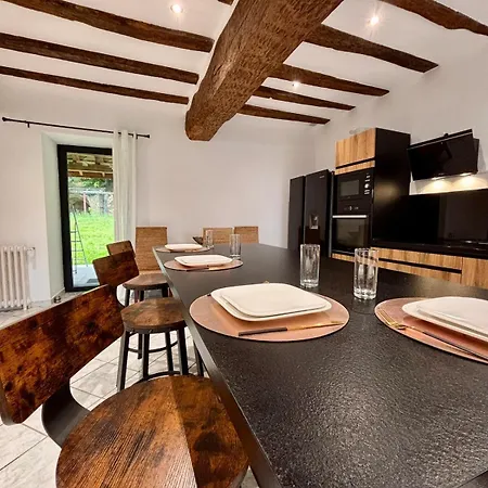 Homecircus - Charming Two Bedroom House *