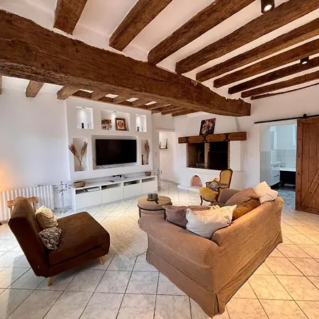 Homecircus - Charming Two Bedroom House Mansigné