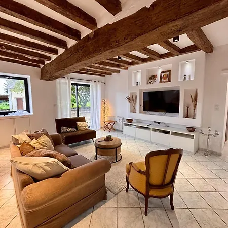 Homecircus - Charming Two Bedroom House