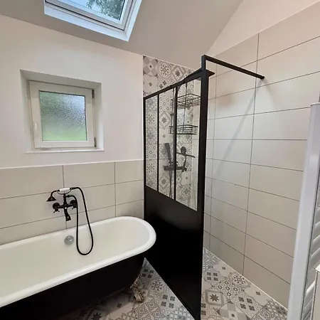 Homecircus - Charming Two Bedroom House Mansigné