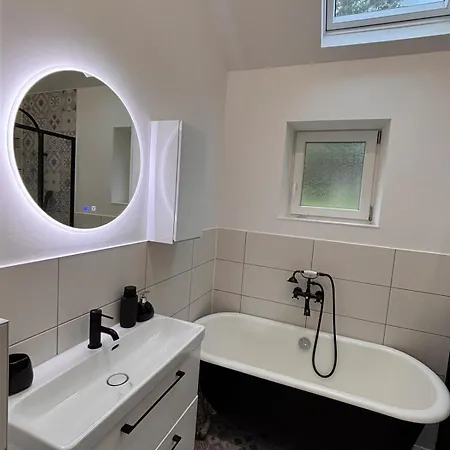 Homecircus - Charming Two Bedroom House Ferienhaus Mansigné