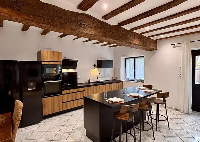 Homecircus - Charming Two Bedroom House Mansigné