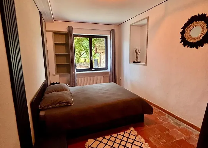 Homecircus - Charming Two Bedroom House * Mansigné