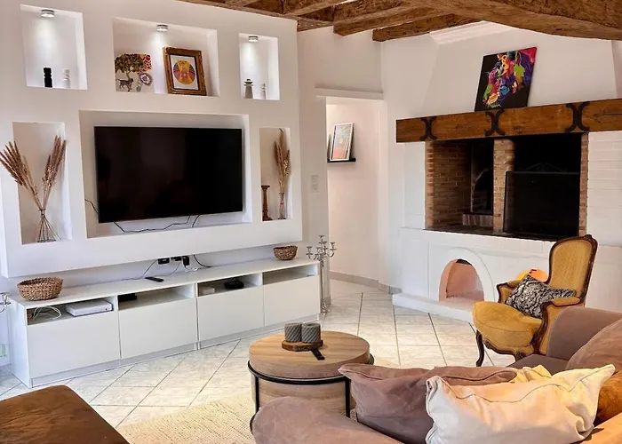 Homecircus - Charming Two Bedroom House Mansigné