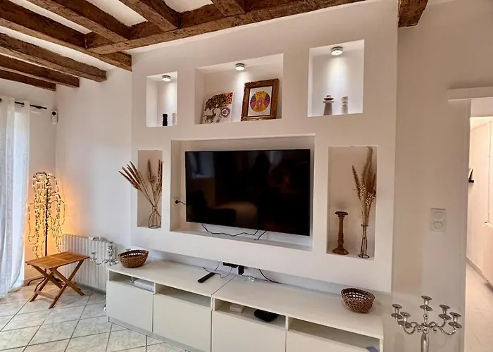 Homecircus - Charming Two Bedroom House * Mansigné