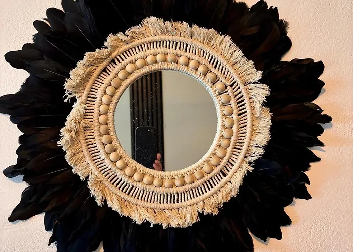 Homecircus - Charming Two Bedroom House