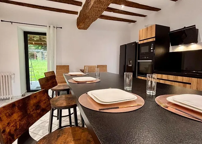 Homecircus - Charming Two Bedroom House *