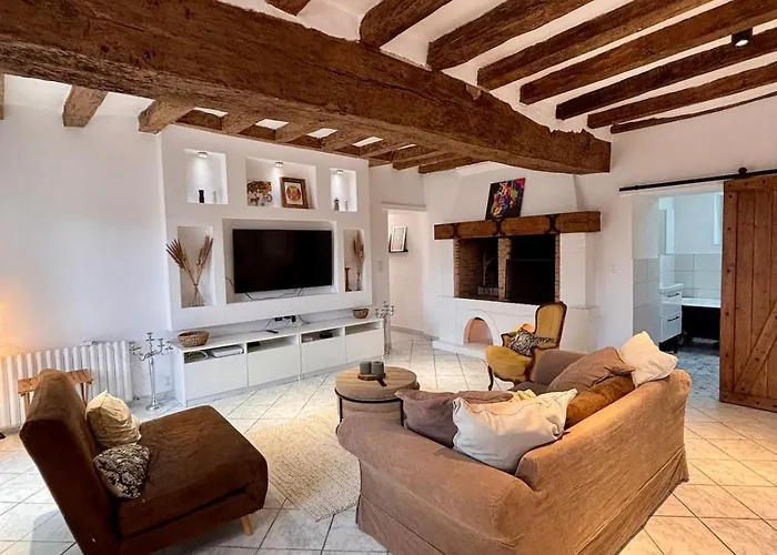 Homecircus - Charming Two Bedroom House Mansigné