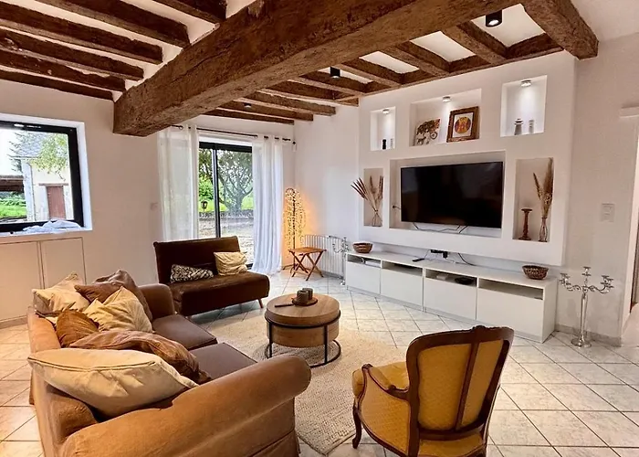 Homecircus - Charming Two Bedroom House