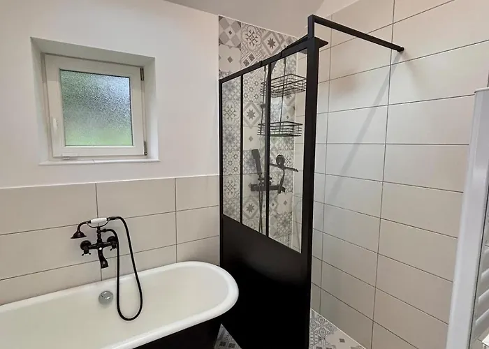 Homecircus - Charming Two Bedroom House Mansigné